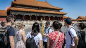 Un grupo variopinto de turistas recorre la Ciudad Prohibida de Pekín durante una visita organizada