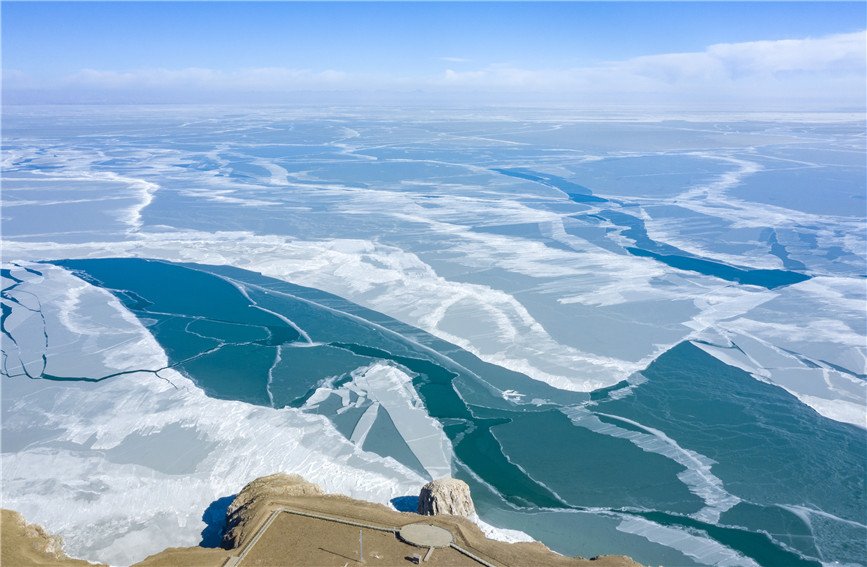 El lago Qinghai en invierno Una fotografía aérea muestra extensiones de hielo formándose en la superficie del lago Qinghai, en la provincia de Qinghai, al noroeste de China. (Foto: Yang Tao)